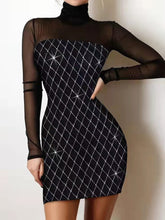 Vestido negro ajustado con palabra bronceada y bolso de hombro a la cadera